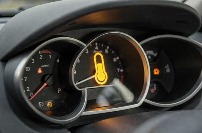 Voyant goutte bassine allumé sur le tableau de bord d'une Renault Clio 3